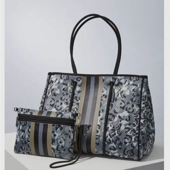 Trendy Neoprene Bags with wristlet, Durable & lightweight, NWT Magnetic Snaps - Picture 1 of 4